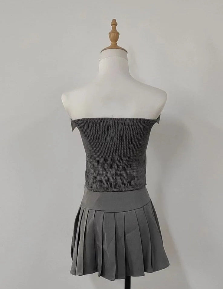 Conjunto de Tres Piezas Top, Falda Pliegada, Abrigo.