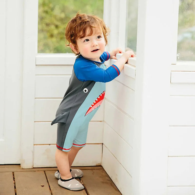 Traje de baño de una pieza para niño con estampado de tiburón.