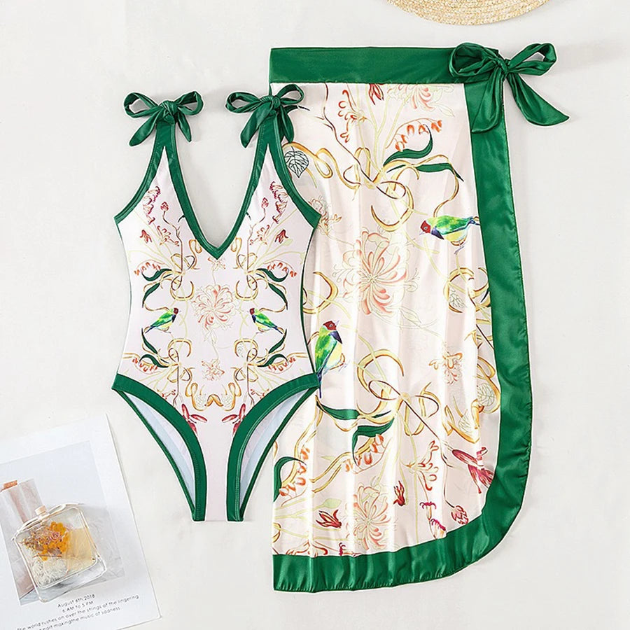 Conjunto playero. Bañador estampado de una pieza con pareo.