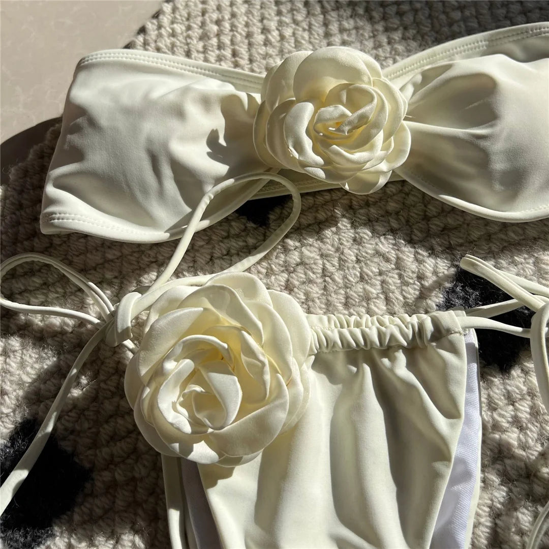 Bikini de corte alto con flores en 3D