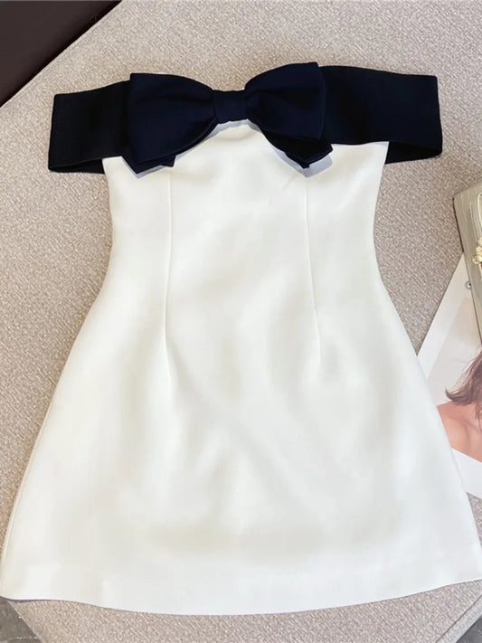 Vestido corto blanco ajustado de mujer