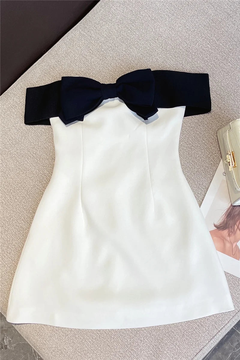 Vestido corto blanco ajustado de mujer