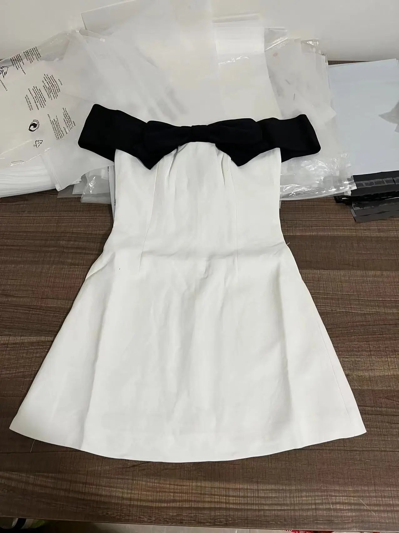 Vestido corto blanco ajustado de mujer