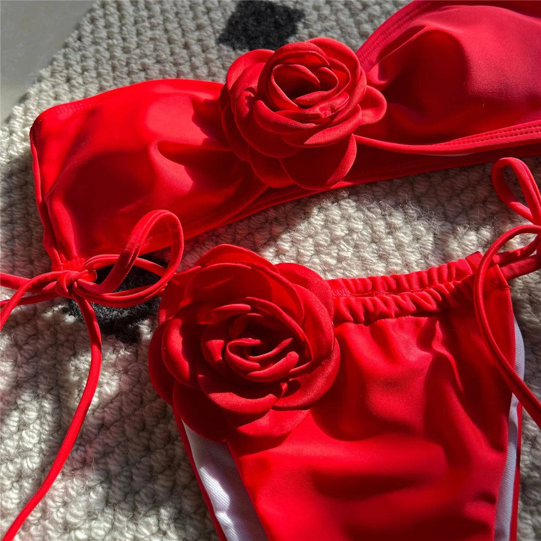 Bikini de corte alto con flores en 3D