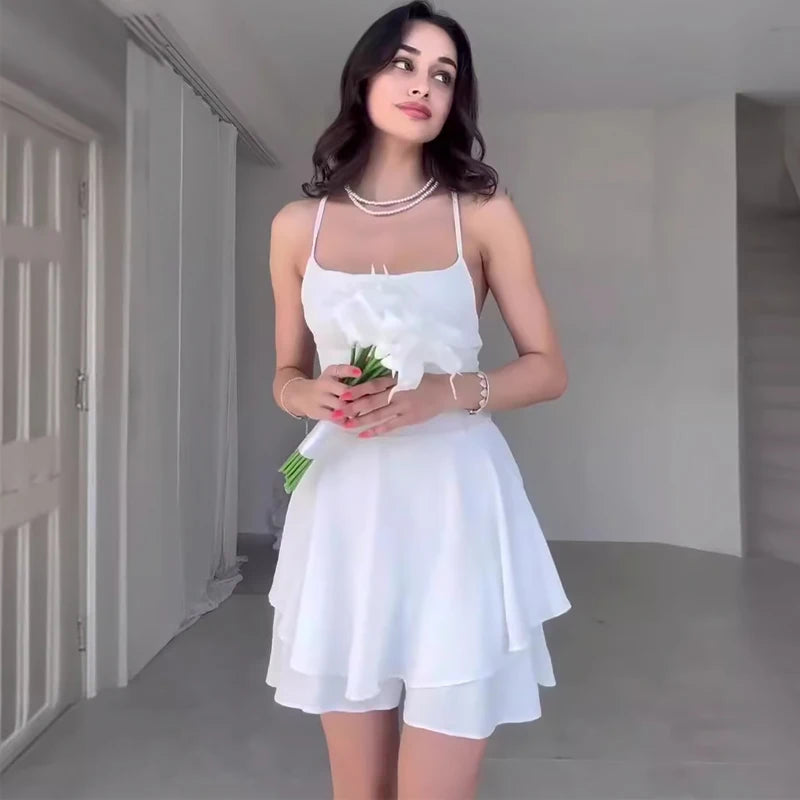 Vestido corto de satén  con tirantes finos, estilo