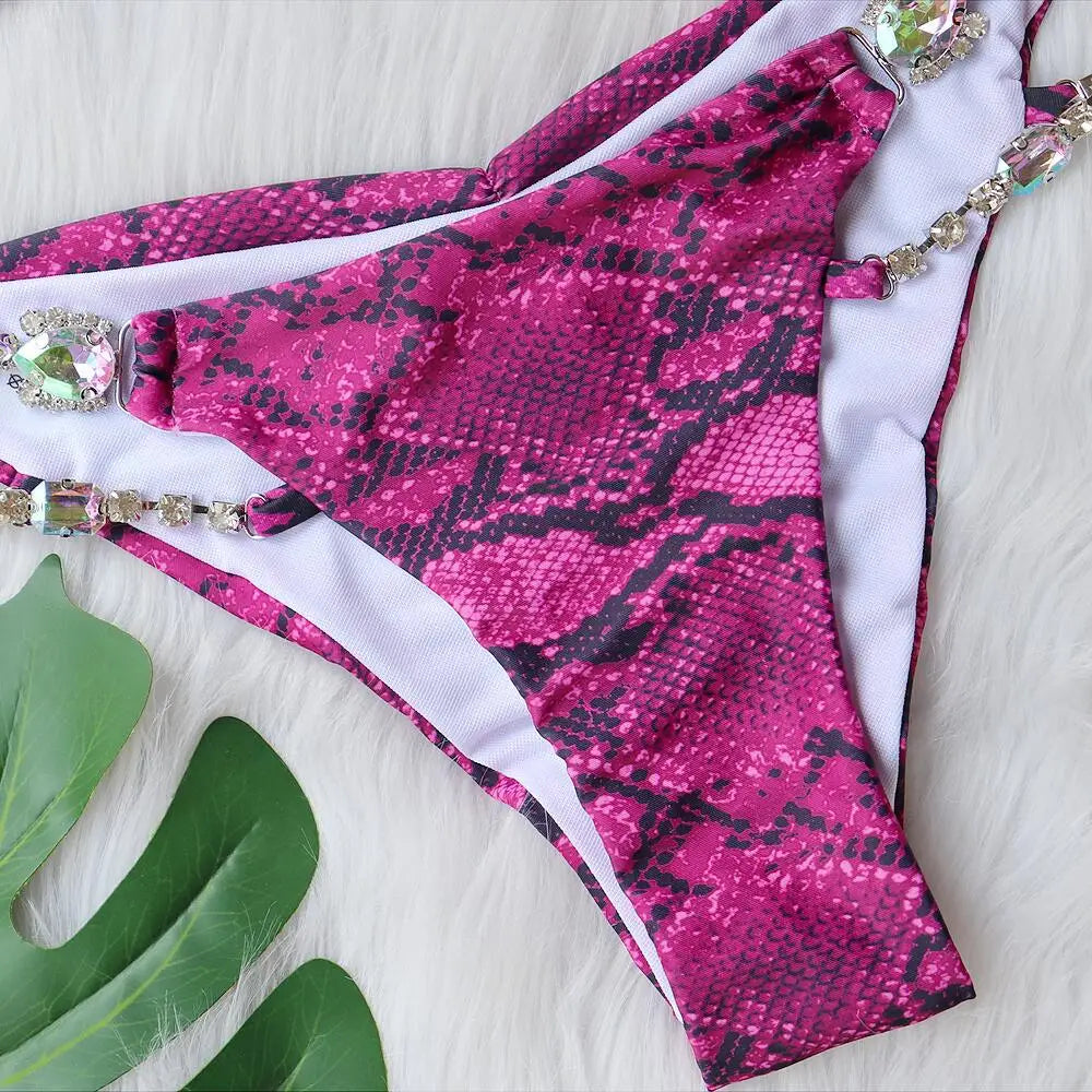 Bikini con Impresión de Serpiente y Diamantes de Cristal