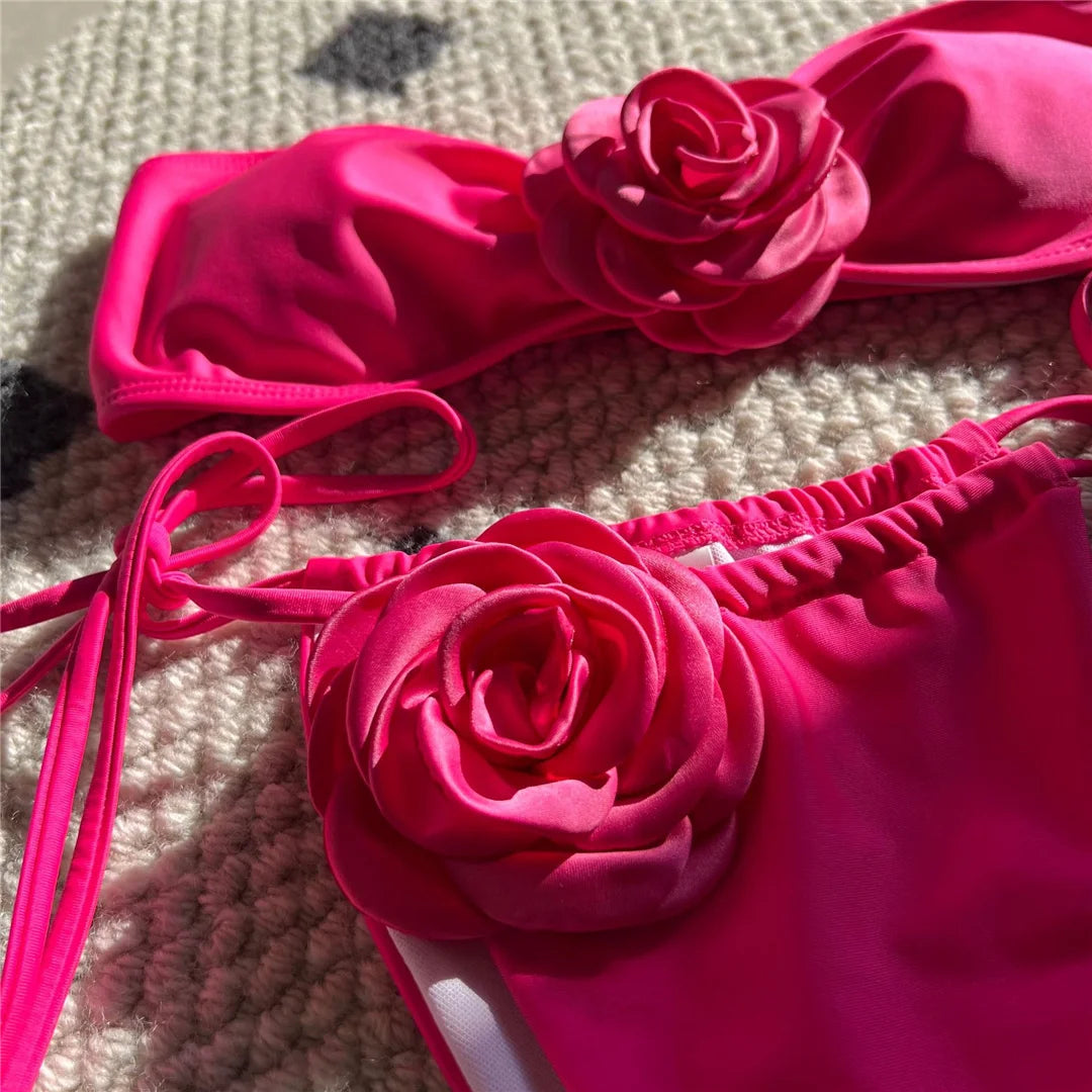 Bikini de corte alto con flores en 3D