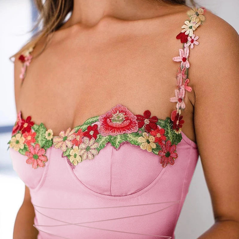 Vestido corto, con tirantes de flores.