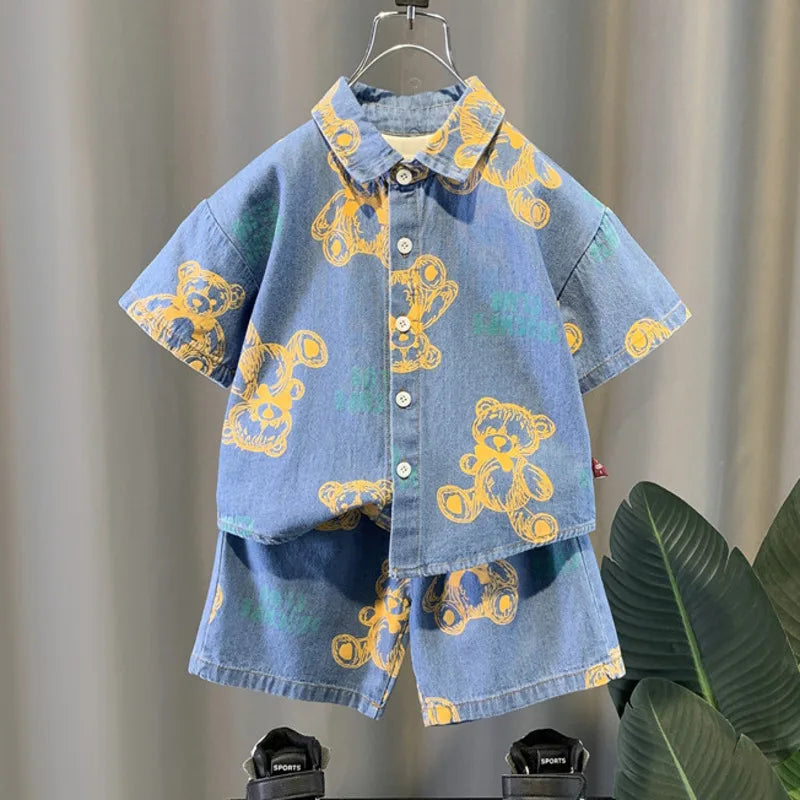 Conjunto de camiseta y pantalón corto para niño.