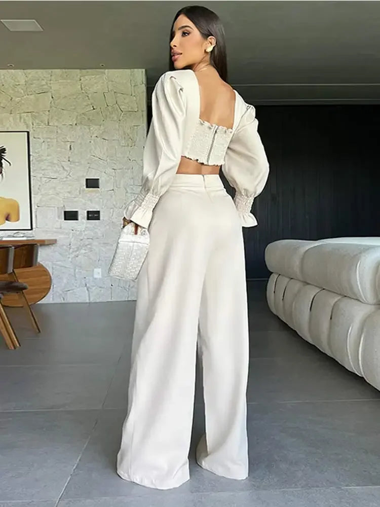 Conjunto de pantalón y blusa con mangas de volantes y espalda descubierta, pantalón largo.