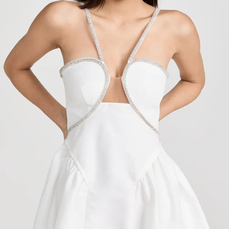 Vestido A-line cuello halter, hombros descubiertos.