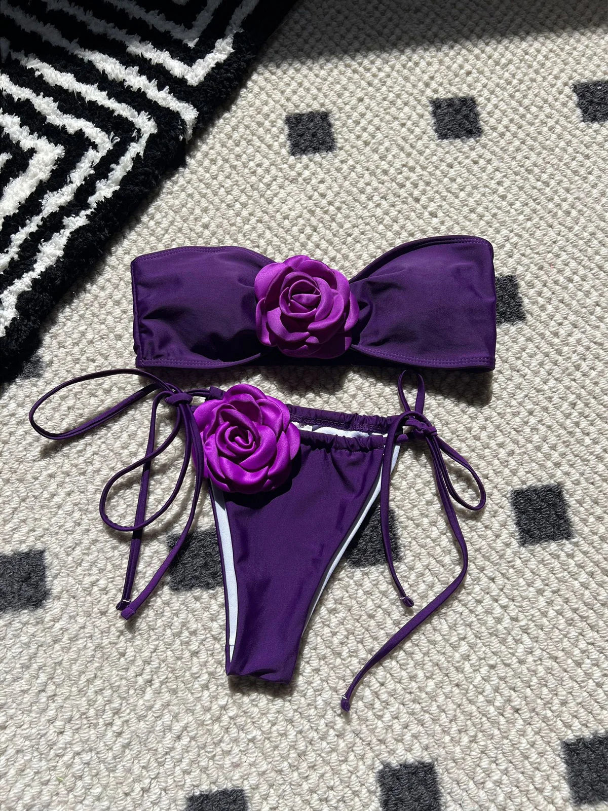 Bikini de corte alto con flores en 3D